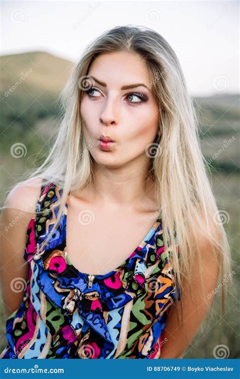 piękna marzycielska blondynki dziewczyna z niebieskimi oczami w lekkim turkus sukni lying on the