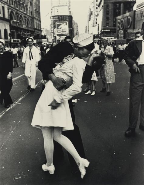 ALFRED EISENSTAEDT V J Day Kiss Times Square New York City
