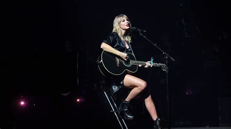 Taylor Swift Gets Intimate In Acoustic Filled City Of Lover Concert