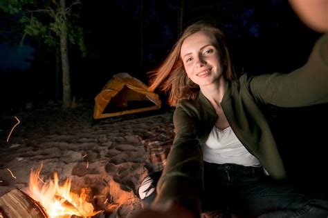 Pareja Feliz Acampando En La Noche Foto Gratis