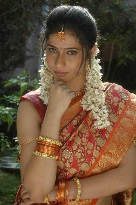 Kerala Mallu Aunty Sexy Kashmira Deep Cleavage Hot Navel Exposing Spicy Red Saree Latest Top