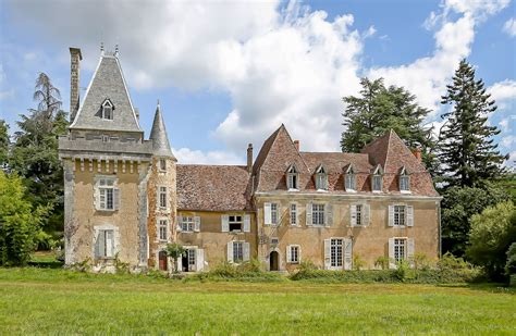 16th Century Chateau Set In An Estate Of 70 Hectares With Manor House