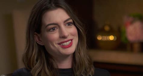 Anne Hathaway Never Planned To Announce Her Pregnancy Anne Hathaway
