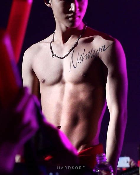 kim hanbin abs otot perut aktor gambar