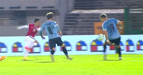 En que se basa para las notas de los jugadores? El penal que no le cobraron a Chile ante Uruguay | CDF.CL