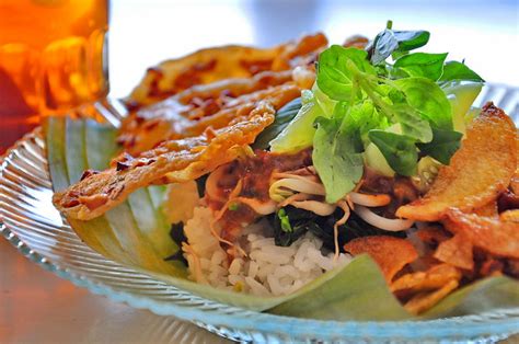 Satu pincuk nasi pecel terdiri dari nasi dan beraneka ragam sayuran hijau, tauge, taburan lamtoro (petai cina) sambal pecel ini dibuat dengan resep rahasia oleh pendirinya, yaitu bpk. Nasi Pecel Pincuk Madiun | Flickr - Photo Sharing!