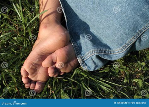 Bloße Füße Eines Kleinen Mädchens Stockfoto Bild Von Tschechisch