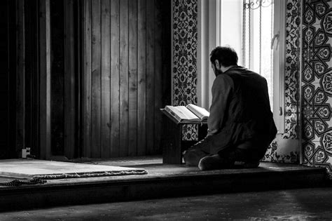 Posted on january 23, 2013 by quransyaamil under artikel. man-reciting-the-quran - Deenspiration