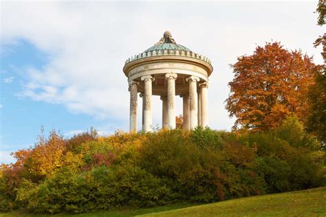 Der englische garten ist in münchen am westufer der isar zu finden und ist mit 375 hektar größe eine der größten parkanlagen der welt. Englischer Garten mit Monopteros Tempel - München