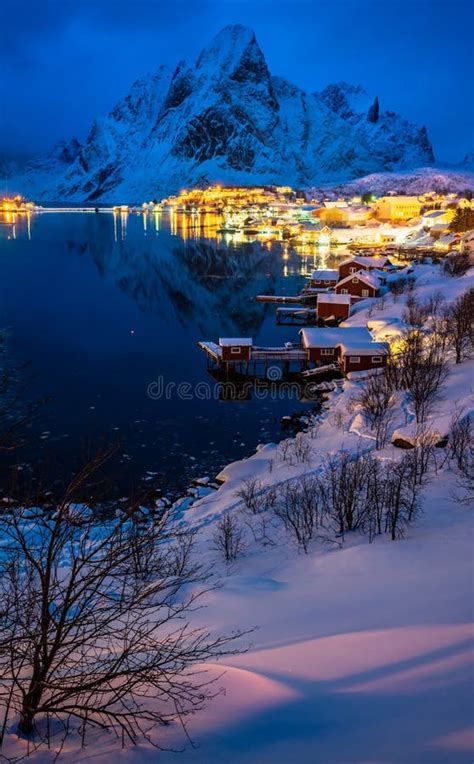 Aldea Reine En Las Islas Lofoten En Invierno Noruega Foto De Archivo