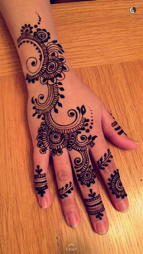 This dark mehendi design gives a girl's wrist a clean look. 18 Henna Wrist Tattoos That Are Very Cute - Styleoholic
