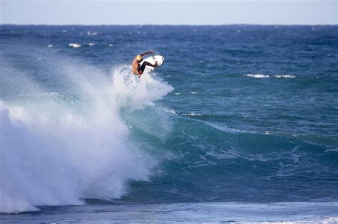 Italo ferreira volta a casa para recarregar as energias antes de embarcar para mais uma etapa do circuito italo ferreira battles gabriel medina in the final heat at the 2019 billabong pipe masters. Sequence of the Week: Italo Ferreira's Massive Punt - Surfline