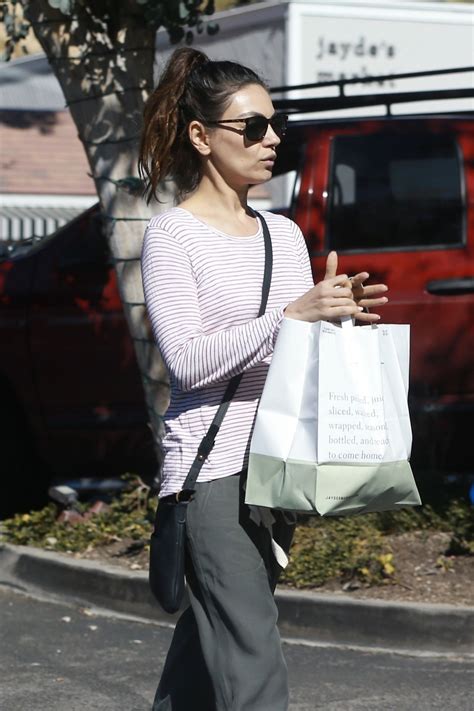 Последние твиты от mila kunis (@milakunisnow). Mila Kunis - Shopping in Bel Air 02/26/2020 • CelebMafia