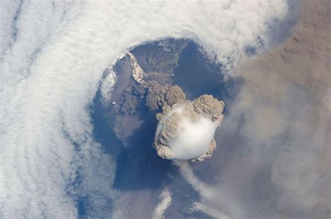 15 Volcanic Eruptions Seen From Space Twistedsifter