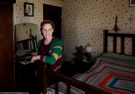 Scunthorpe Woman Who Lives 1940s Lifestyle Seeks Wartime Husband To Join Her Daily Mail Online