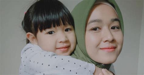 Listen and download to an exclusive collection of pakai buang ringtones for free to personalize your iphone or android device. Farah Lee Reka Tudung Pakai Buang Untuk FRONTLINERS WANITA ...