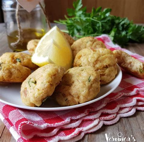 Per preparare le polpette di tonno e patate, ti consiglio di utilizzare delle patate lesse abbastanza asciutte e sode, in ogni caso per questa preparazione se non vuoi friggere le polpette di tonno e patate, puoi anche cuocerle in forno e in quel caso procedi così: Ricetta polpette tonno e patate al forno | Ricettario Tipico