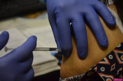 Rząd podkreśla, że szczepienia będą realizowane z zastosowaniem ogólnych zasad dotyczących szczepień. Ruszyły zapisy seniorów po osiemdziesiątce na szczepienia ...