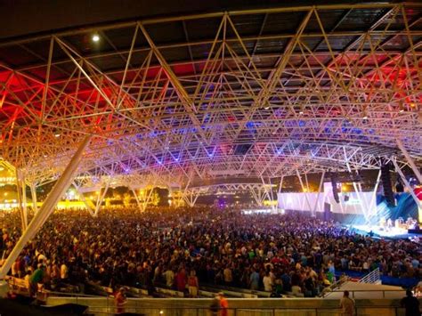 Show your american express® card at the american express gate 5 entrance 30 minutes prior to gates opening so you and 3 ticketed guests can get into the arena extra early. How to score a sweet Summerfest seat at the BMO Harris ...