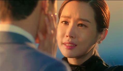 lee da hae and lee dong wook in a romantic scene in the hit korean drama hotel king