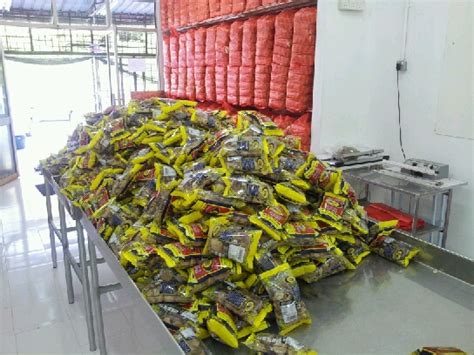 Ikan, tepung kanji, cili, minyak sayur, gula, garam. KEROPOK SEAmEQ TERENGGANU