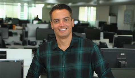 Journalist and broadcast personality who is predominantly recognized for his work as a columnist for the newspaper o dia. Leo Dias rompe silêncio, fala se vai ou não para a Record ...