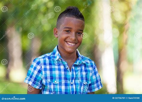 Retrato Al Aire Libre De Un Muchacho Negro Adolescente Lindo Gente