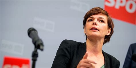 Next to her, only one person has a say: SPÖ-Chefin Rendi-Wagner? Wer schweigt, wird gehandelt ...