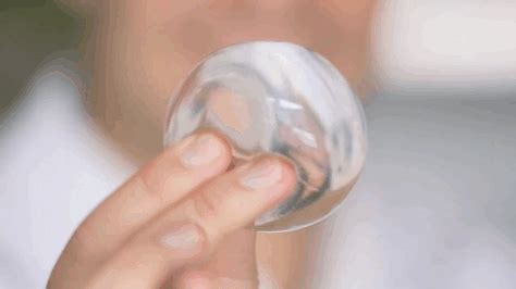 Take a bite from ooho, an edible water bottle made from seaweed. حباب های خوردنی آب؛ پایانی بر بطری های پلاستیکی امروزی