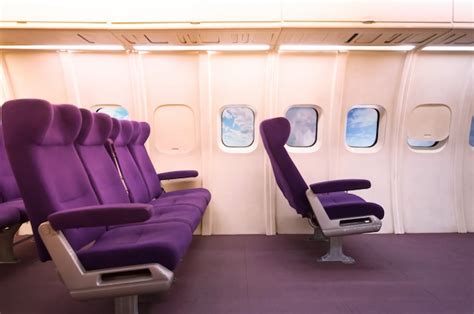 Assentos do passageiro na aeronave vista de dentro do avião os