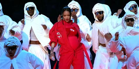 Rihanna Reveals Pregnancy During Super Bowl Halftime Show The Gators Eye