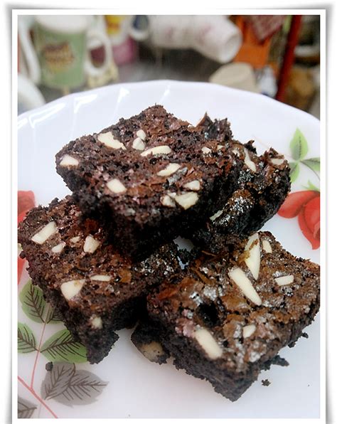 During baking, the graham crackers soften and the marshmallows. Resepi Brownies Chewy Gooey Yummy Paling Sedap - Crazy ...