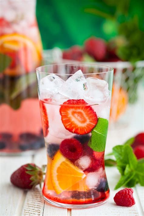 Add the all natural zero calorie simple syrup, bitters and water into a rocks glass, and stir until combined.; Low Calorie Drinks | Low calorie drinks, Healthy low ...