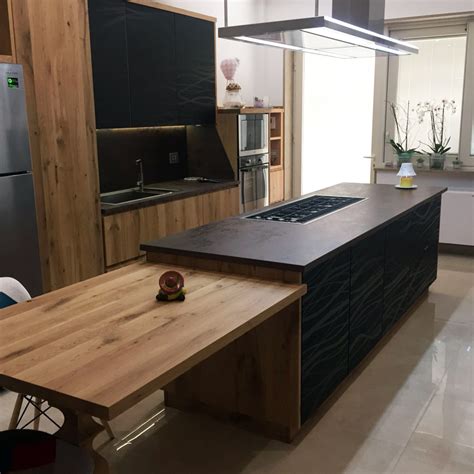 La struttura e il piano in legno massello di mango che mettono in risalto le sue linee pure. Bramato Cucine | Cucina con isola in legno rovere naturale