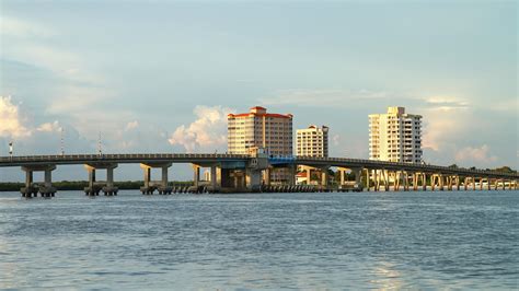 La mayoría de los visitantes van a fort myers por la pesca de profundidad, los campos de golf y las famosas playas de arena blanca e islas que bordean la costa del golfo. Download Wallpaper World Fort Myers Gallery