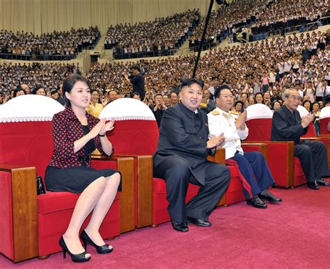 Kim Jong Un Und Seine Frau Ri Sol Ju Zeigen Sich In Der Öffentlichkeit