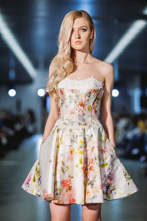 Déclinée de mille et une manières, à paillettes, avec jeu de robe chemise courte couleur: Robe de cocktail courte fleurie - Oksana Mukha Paris