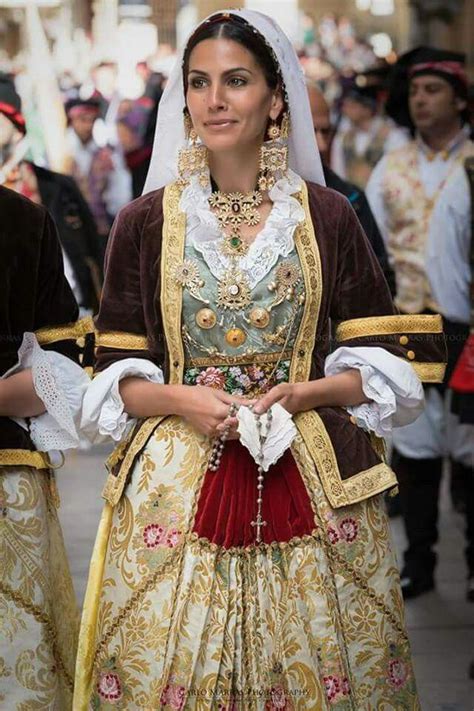 Traditional Costume Of Sardinia Italy Stile Di Moda Moda Femminile Donne