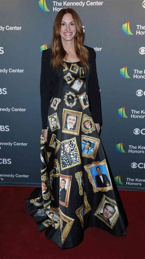 Julia Roberts Wore A Dress Covered In Photos Of George Clooney On The