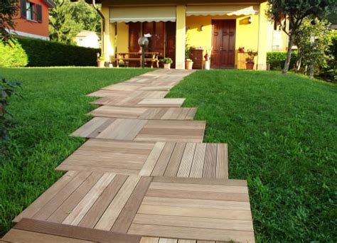 10.821 inmuebles han bajado de precio. 5 pasos para hacer un increíble camino con madera en tu jardín