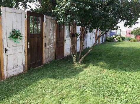 Garten sichtschutz aller art aus meshgewebe (gittervinyl) und vollkunststoff (zum impressum). Sichtschutz Garten Ideen - DIY Zaun aus alten Türen oder ...