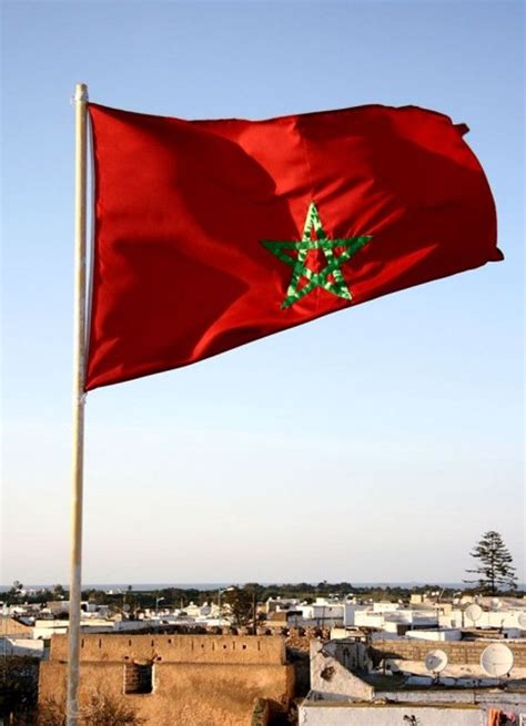 Le drapeau du maroc est rouge (couleur de la dynastie alaouite), et l'étoile au centre est verte. Morocco | Maroc drapeau, Maroc voyage, Maroc