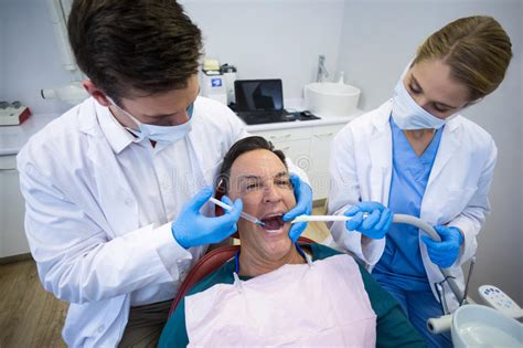 Dentista Que Inyecta Los Anestésicos En Boca Paciente Masculina