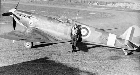 Asisbiz Spitfire Mkiia Raf 41sqn Ebz P7666 At Hornchurch 1940 Web 01