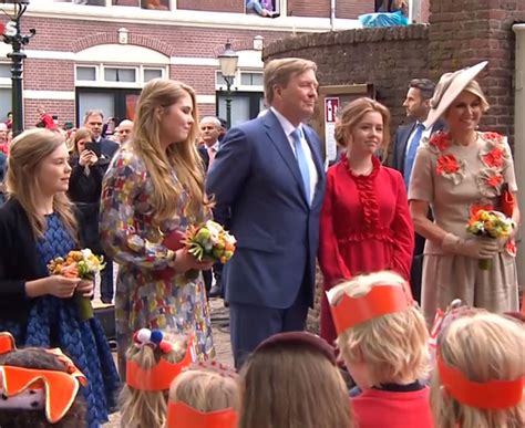 Feest in paleis huis ten bosch in den haag. Koningin Máxima en prinses Amalia stralen in creaties van ...