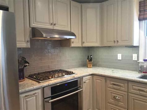 Grey kitchen cabinets white countertops. 15+ Gorgeous Backsplash White Cabinets Gray Countertop For ...