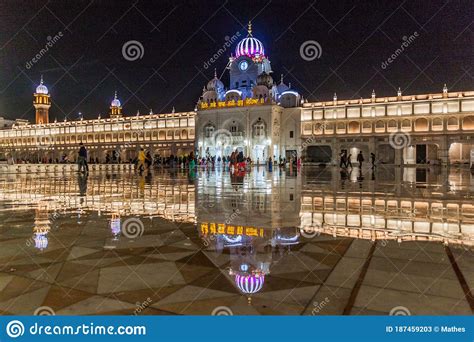 Amritsar India January 25 2017 Golden Temple Plaza In
