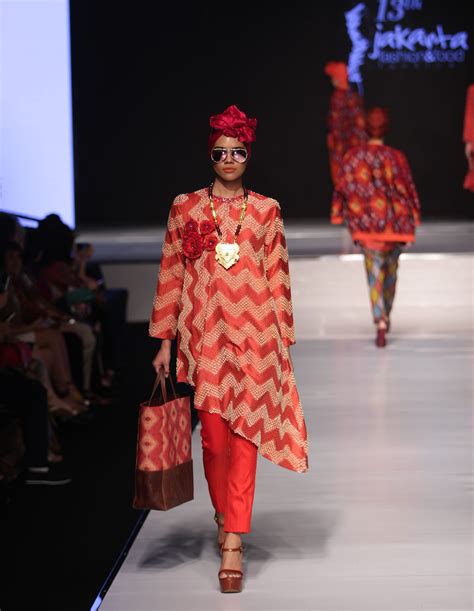Ciri khas batik papua adalah mengkombinasikan warna yang cerah dengan motif etnik papua yang asimetris. Gamis Batik - Bergaya