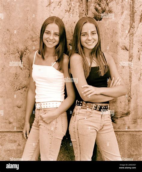 Hermanas Gemelas Adolescentes Fotografías E Imágenes De Alta Resolución Alamy