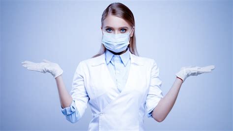 Premium Photo Female Doctor In Medical Protective Mask And Nitrile
